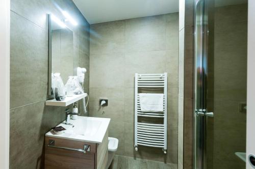 a bathroom with a sink and a shower at VILLA FENIX PONTE SAN PIETRO in Ponte San Pietro