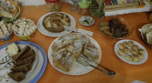 een tafel met borden eten erop bij Palazzo 1892 Guest House in Castelvetere in Val Fortore