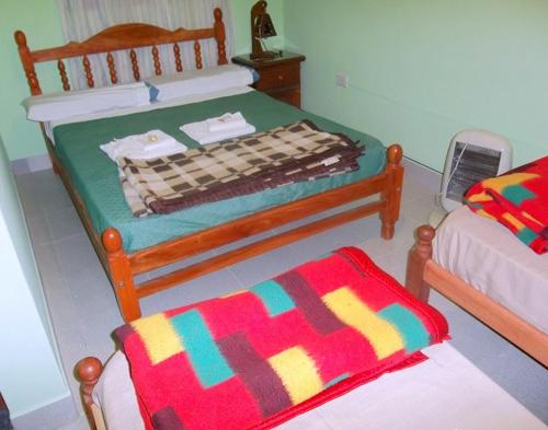 Ένα ή περισσότερα κρεβάτια σε δωμάτιο στο Hostal Portal del Valle
