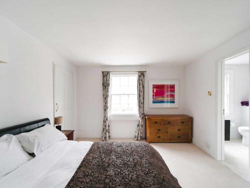 sypialnia z łóżkiem, umywalką i oknem w obiekcie The Art Apartment w mieście Bath