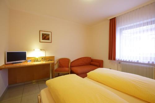 TV a/nebo společenská místnost v ubytování Hotel-Restaurant Gasthof Adler
