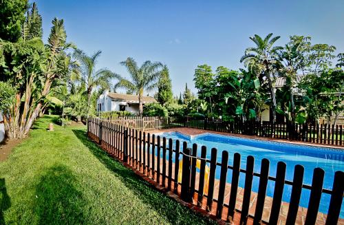 uma cerca em torno de uma piscina num quintal em Hacienda Roche Viejo em Conil de la Frontera