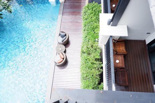 Vista de la piscina de Yotaka Bangkok Hotel o alrededores
