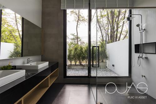 a bathroom with two sinks and a large window at Vmoon villa chiangmai in Chiang Mai