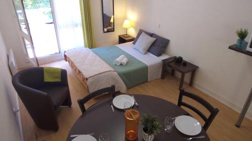 Ένα ή περισσότερα κρεβάτια σε δωμάτιο στο VVF Sud Aveyron