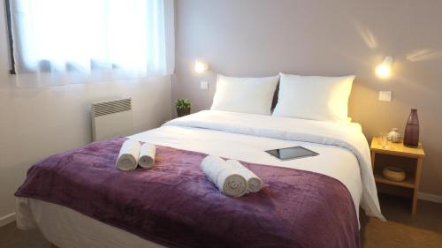 - une chambre avec un lit et 2 serviettes de toilette dans l'établissement VVF Cantal Champs-sur-Tarentaine, à Champs Sur Tarentaine