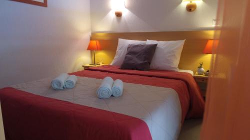 - une chambre avec un lit et 2 paires de chaussons dans l'établissement VVF Les Cévennes, à Florac Trois Riviere