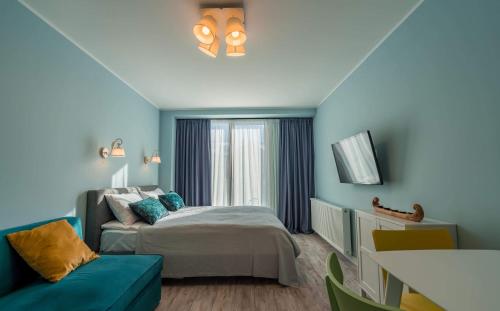 una habitación de hotel con una cama y un sofá en New Gudauri, Red Co, Loft 1, Apartment 521, en Gudauri