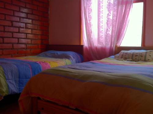 Un pat sau paturi într-o cameră la Hostel Melinda