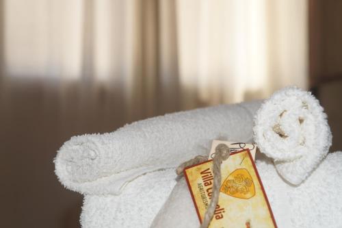 a roll of white towels sitting on top of a room at Villa Pia Cornelia in Paceco