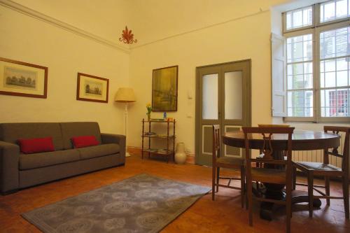 - un salon avec un canapé et une table dans l'établissement Two rooms apartment in Palazzo Malaspina, à Plaisance