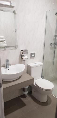 Ett badrum på Cahir House Hotel