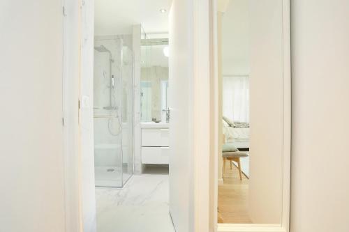 A bathroom at Studio Eiffel Tower by Studio prestige