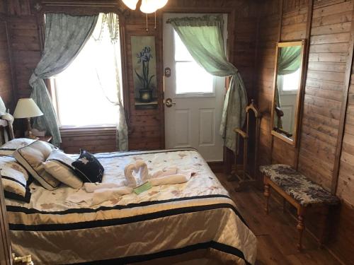 Ein Bett oder Betten in einem Zimmer der Unterkunft Auberge La Cote d'Or