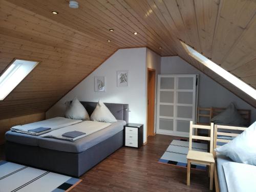 ein Schlafzimmer mit einem Bett und einer Holzdecke in der Unterkunft Schulinska Apartment in Winterberg
