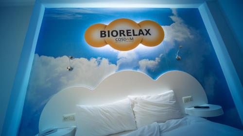 a bedroom with a cloud mural above a bed at Hotel Ibis Styles La Rioja Arnedo in Arnedo
