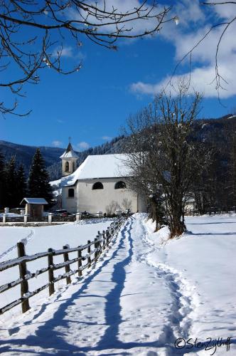 a snow covered field with a fence and a white barn at Schloss Berg Klösterle in Zedlitzdorf