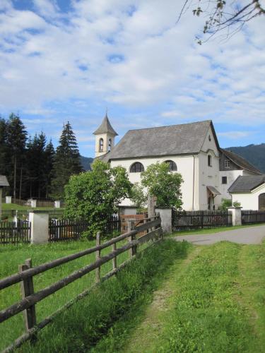 a white church with a fence in front of it at Schloss Berg Klösterle in Zedlitzdorf