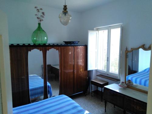 a bedroom with two twin beds and a mirror at Casa del Monte in Antonelli