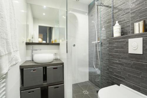 une salle de bain avec une douche, des toilettes et un lavabo dans l'établissement Apartment Champs Elysées by Studio prestige, à Paris