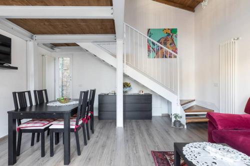 Tata's Home في تْشيرنوبيو: غرفة معيشة مع طاولة وكراسي ودرج