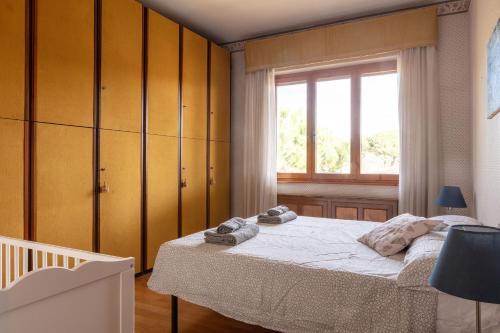 ein Schlafzimmer mit einem Bett mit zwei Handtüchern darauf in der Unterkunft Appartamento Tina in Lido di Camaiore