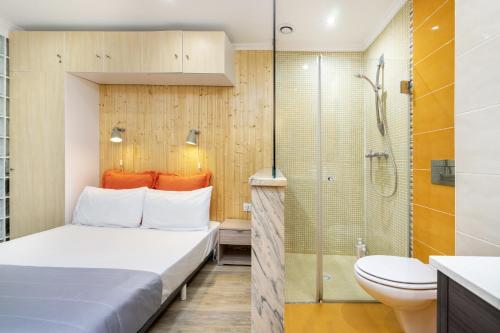 リスボンにあるModern Alfama Studioのバスルーム(ベッド1台、シャワー、トイレ付)
