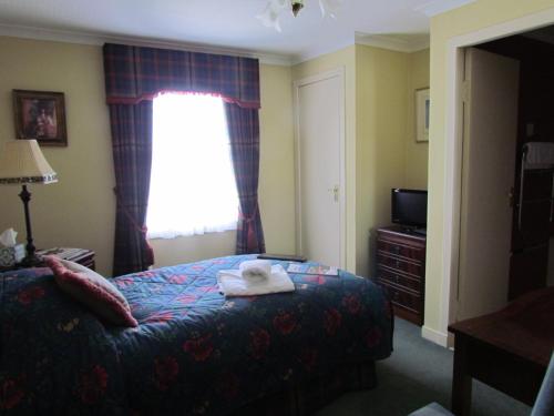 Postel nebo postele na pokoji v ubytování Altnaharra Hotel