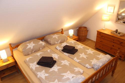 sypialnia z łóżkiem z 2 poduszkami w obiekcie Ferienwohnung "Nordseeglück" w mieście Greetsiel