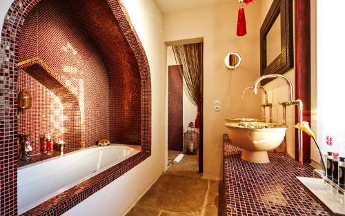 a bathroom with a tub and a toilet and a sink at Der Zauberlehrling in Stuttgart