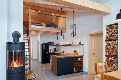eine Küche mit einem Kamin in der Mitte eines Zimmers in der Unterkunft Beerenhaus in Kurort Altenberg