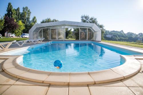 Bazén v ubytování Logis Hôtel - Auberge du Pastel - Hôtel 3 étoiles et Restaurant nebo v jeho okolí