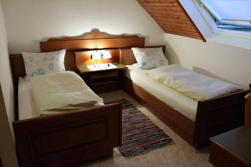 sypialnia z 2 łóżkami i oknem w obiekcie Lauchertstüble w mieście Veringenstadt