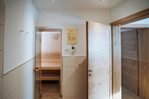 Bathroom sa Apartmenthaus Strasswirt De Luxe