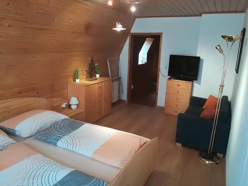 ein Schlafzimmer mit einem Bett und einem TV. in der Unterkunft BIO-Peisingerhof in Sankt Stefan ob Leoben