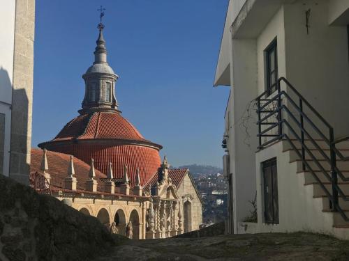 um edifício com uma torre no topo em Casa Valverde I em Amarante