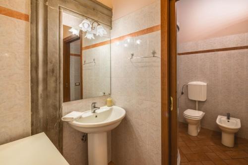 Un baño de Dante States Apartments