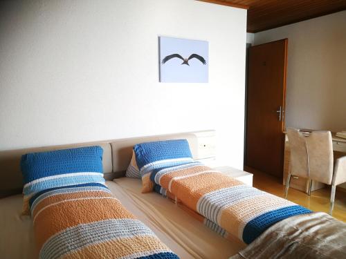 two beds sitting next to each other in a room at Haus Bünten in Quinten