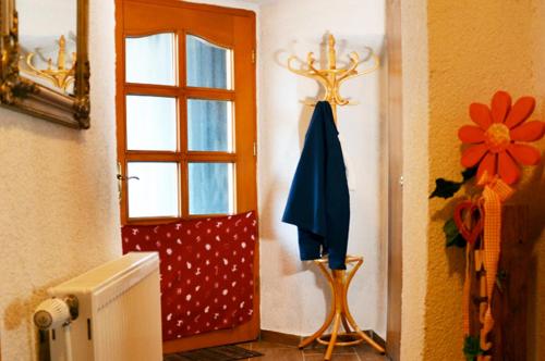 Baño con puerta y toalla en la pared en Ferienwohnung Blockheide, en Gmünd
