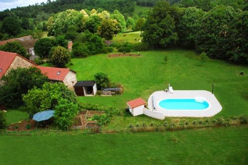 - une vue aérienne sur une grande cour avec une piscine dans l'établissement Gite du Sorbier, à Le Chalard