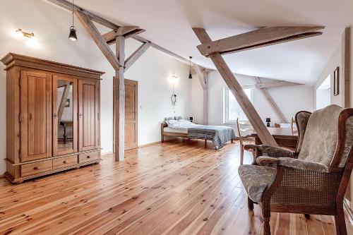 ein Wohnzimmer mit Holzböden und Holzbalken in der Unterkunft Villa Oranje in Bolków