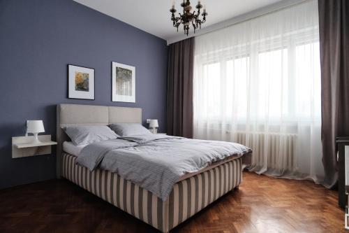 um quarto com uma cama grande e uma janela em Fortress view apartment em Novi Sad