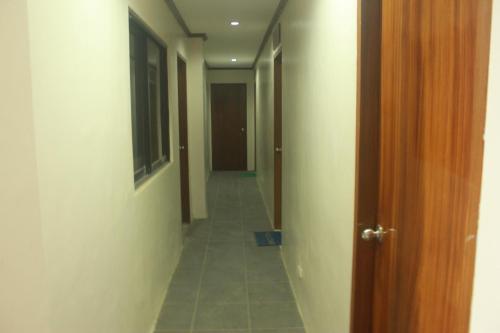 an empty hallway with a hallwayngthngthngthngthngthngthngthngthngthngth at West Atlantic Inn in Concepcion