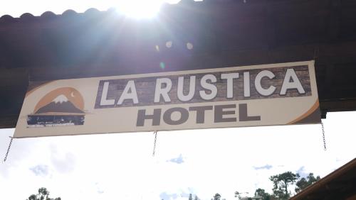 La Rustica Hotelに飾ってある許可証、賞状、看板またはその他の書類
