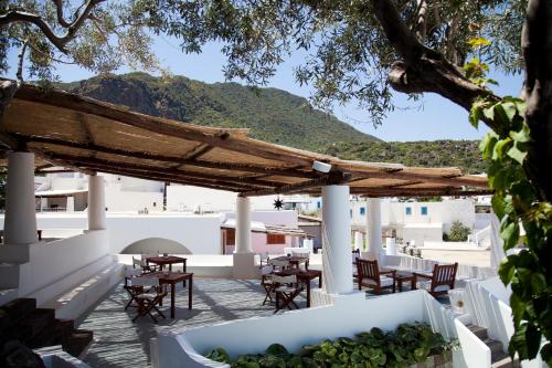 Blick auf eine Terrasse mit Tischen und Stühlen in der Unterkunft Hotel Cincotta in Panarea