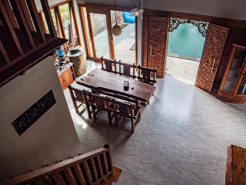 an overhead view of a dining room with a table and chairs at Fins Villa Medewi in Airsatang
