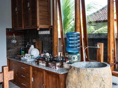 A kitchen or kitchenette at Fins Villa Medewi