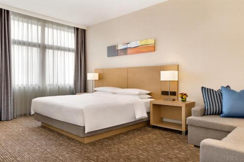 Säng eller sängar i ett rum på Hyatt Place Beijing Daxing