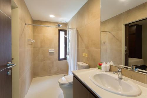 uma casa de banho com um lavatório e um WC em The Lai Thai Luxury Condominiums- Sha Extra Plus em Praia de Ao Nang