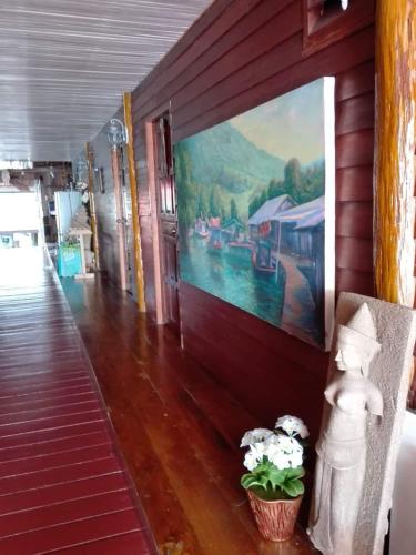 ein Gemälde mit Blumen an der Wand eines Gebäudes in der Unterkunft Oceanblue Guesthouse in Ko Chang